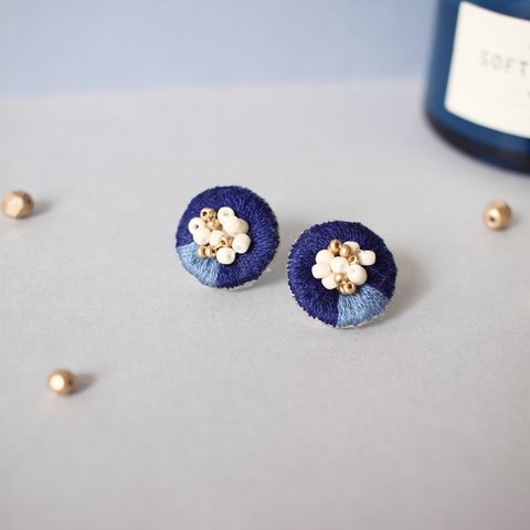 ビーズ刺繍𓍯まぁるいnavy blue 刺繍ピアス