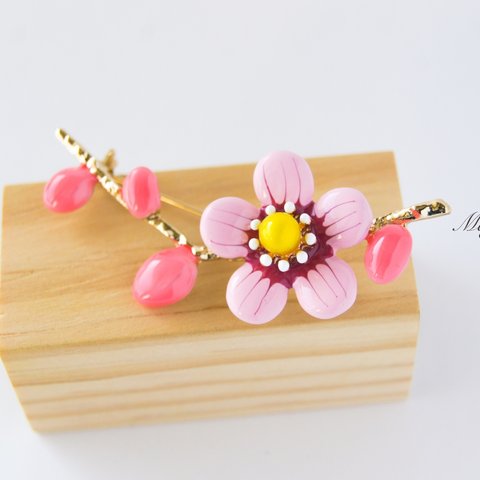 『優雅なブローチシリーズ』梅の花と蕾のブローチ・帯留め　ピンクのお花　