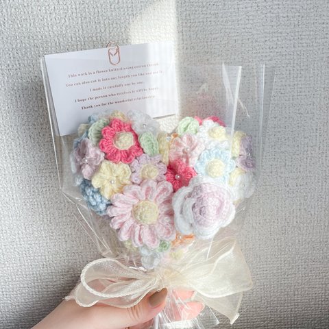 プレゼントにも！お花だらけのハートブーケ