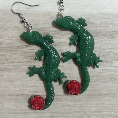 🦎トカゲと赤い薔薇のピアス🦎