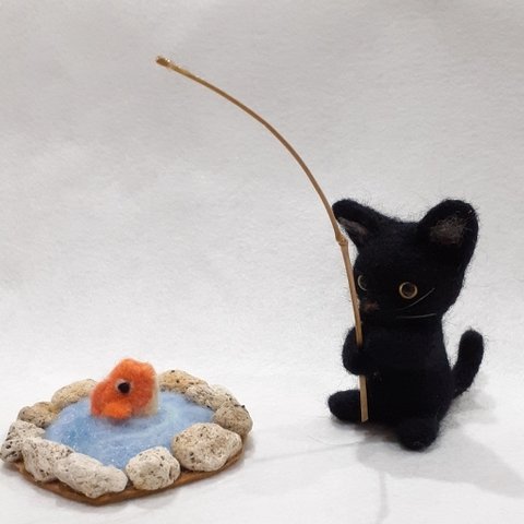 羊毛フェルトの池で釣りをする黒猫ちゃん
