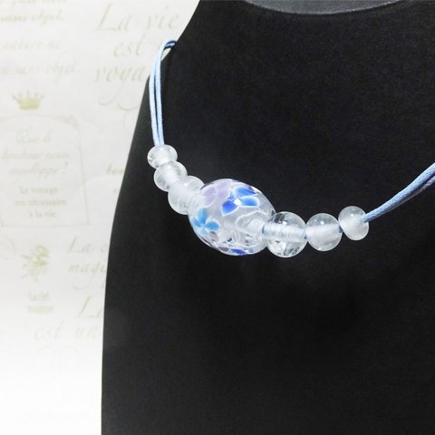 ≪紫陽花のとんぼ玉のネックレス（その５）　ブルー/パープル　ガラス製　ハンドメイド≫