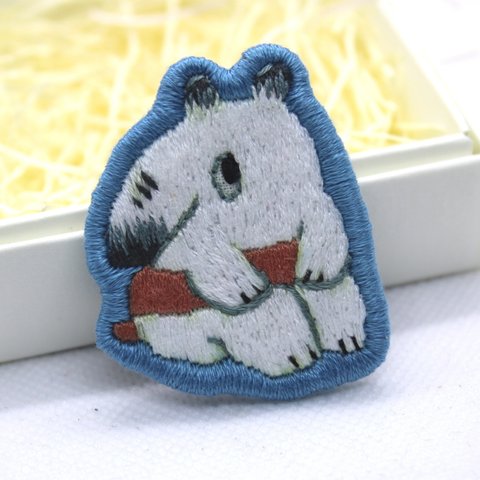 おすわり白バクさんの刺繍ブローチ