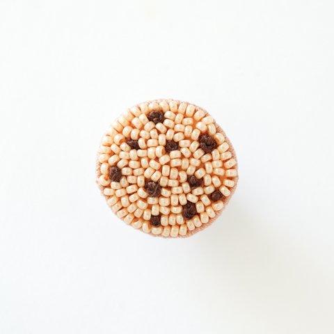 ビーズ刺繍のチョコチップクッキーのピンバッジ(単品🍪)　ビーズ刺繍ブローチ