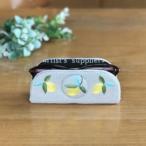 レモン刺繍　　メガネスタンドで　心地よいお部屋に。　