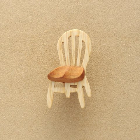 椅子（ウインザーチェア）のブローチ