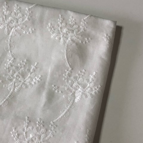 白の刺繍生地　