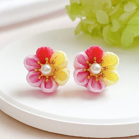 桃花色のピアス/イヤリング　つまみ細工　控えめ　揺れない　