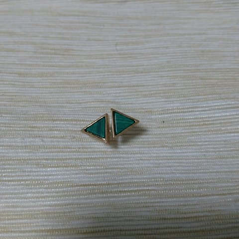 緑三角形ピアス