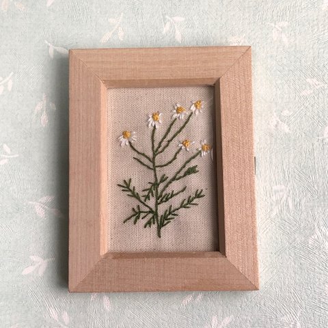 刺繍フレーム🌼カモミール　インテリア雑貨　壁飾り