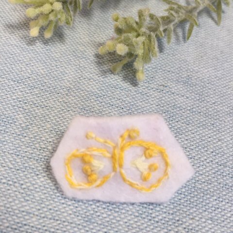 《送料無料》可愛い刺繍♡黄色のちょうちょのブローチ