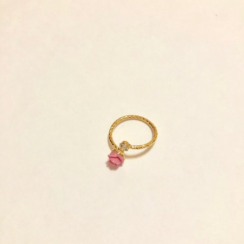 小ちゃなピンク色のバラの指輪