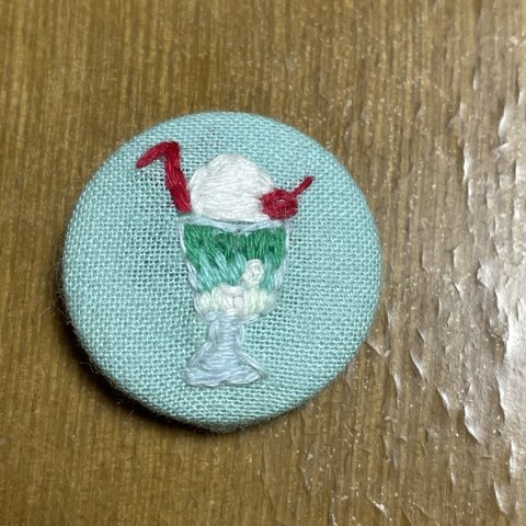 クリームソーダの刺繍くるみボタン