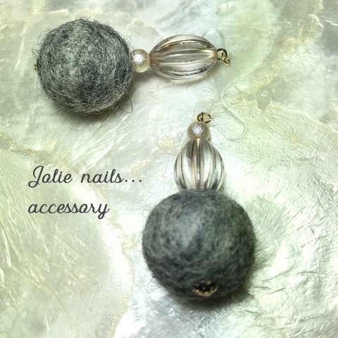 【送料無料】ウールボールピアス/イヤリング［clear&gray］