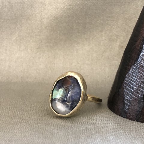 天然石のモザイクと真鍮の指輪