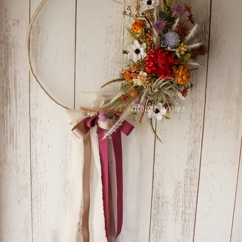 オドレイ　アーティフィシャルフラワーで作るパンパスグラスのフープリースブーケ　インテリアに、ウェディングブーケとしてブトニア付き、お揃いの花材でヘアオーナメントもあります。