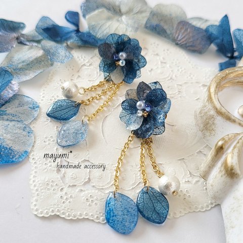 揺れる花びらの雫 雨降りカラー 紫陽花ピアス-Rain blue color sway flower-