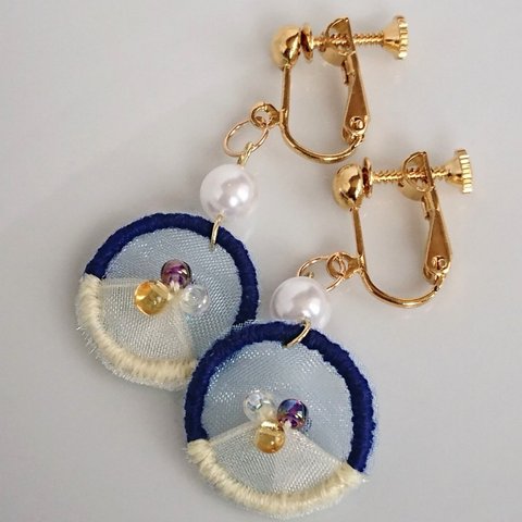 パンジー  (ネイビー×イエロー) オーガンジー刺繍 ( イヤリング or ピアス )