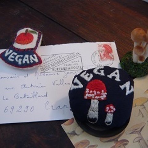 Apple VEGAN　手刺繍エンブレムブローチ（写真左上）