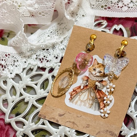 お花と蝶々のイヤリング ピンク×クリア 金具：ゴールド フラワー レディース アクセサリー
