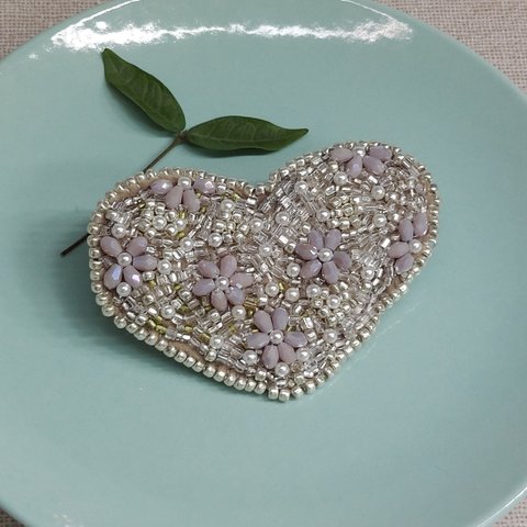 パール & ビーズ刺繍のハート♥️のヘアクリップ