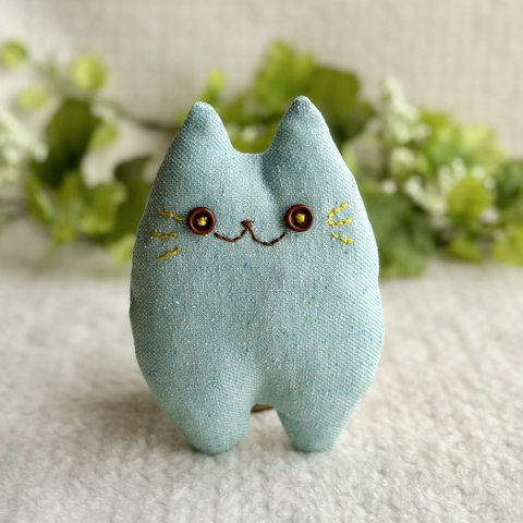 ミントブルーの子猫のぬいぐるみ「ふにゃ〜た」（木ボタン）