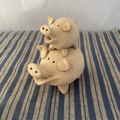 トントン(豚豚)拍子のトントンブーC  ぶた　ブタ　子豚縁起物　可愛い　置物　陶器　手作り　プレゼント