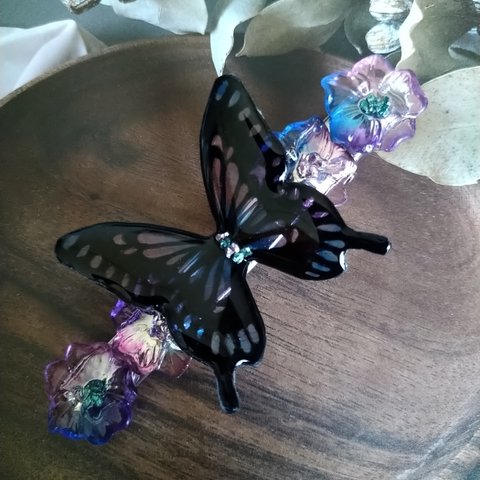 🦋幻想的な蝶のヘアクリップ🦋