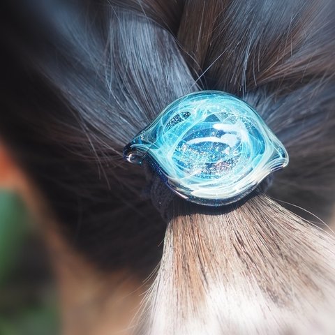 硝子の髪飾り★ポンポネグラス★ 「スターダスト」宇宙やオーロラのような神秘的なガラスのヘアゴム 