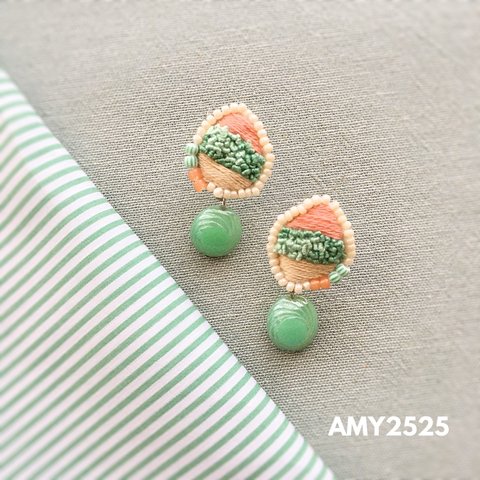 刺繍とビーズのピアス「サーモンピンクと新芽」