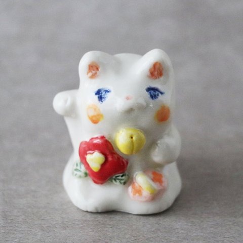 花と蝶と小さな招きねこ（磁器）一点もの