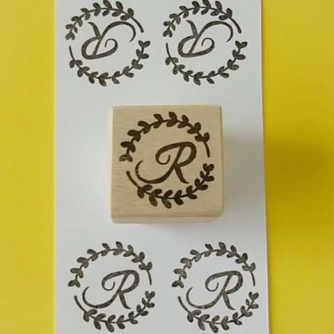 葉枠イニシャル『R』＊消しゴムはんこ＊