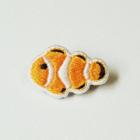 クマノミの刺繍ブローチ