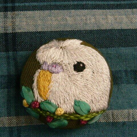 刺繍　セキセイインコ（梵天　白）　ブローチ　くるみボタン　鳥