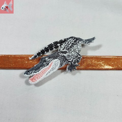 ◆ワニの刺繍帯留め飾り①