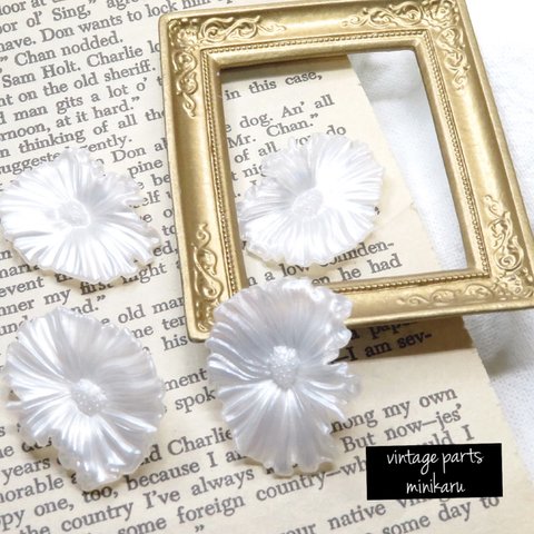 4pcs)vintage parts White flower cabochon