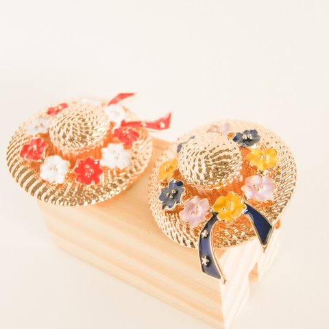『草編み帽子のブローチ』オレンジ＆ホワイトのお花