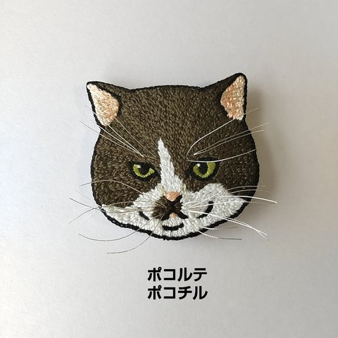 地域猫の刺繍ブローチ(白黒ハチワレのちょびヒゲ、ちょい大きめ)