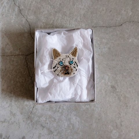 猫のビーズ刺繍ブローチ