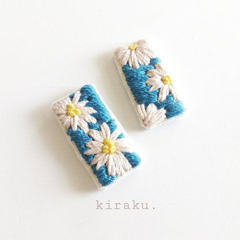 花柄の刺繍イヤリングorピアス　ホワイト✕ブルー