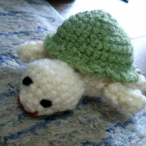 小さな亀の編みぐるみ