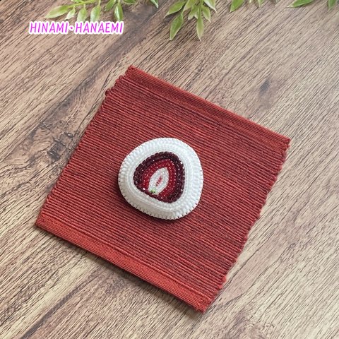 和菓子のビーズ刺繍ブローチ　〜春のいちご大福　真白〜