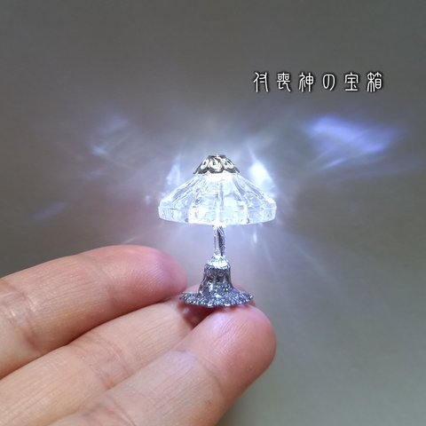 LED組込・電池式 小さな銀のテーブルランプ★光るミニチュアライト（1/12）ミニチュアランプ・ミニランプ・ドールハウス・スタンドライト・照明器具