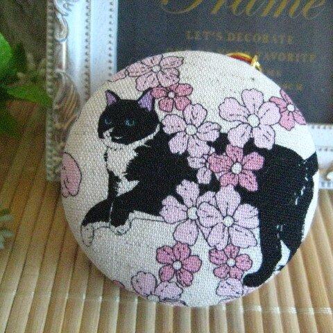 大きなマカロンポーチ　“ハンバーガー”　(黒猫と桜)