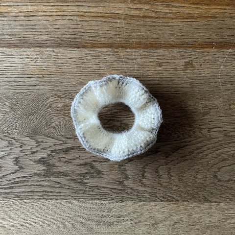 【yarn Scrunchie】ホワイト・グレーカラーのウール素材の毛糸で作ったシュシュ　