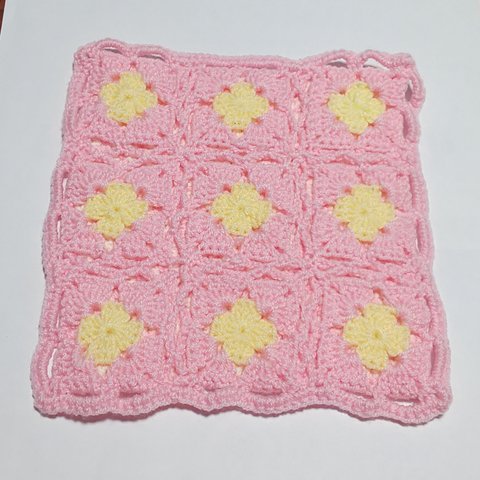🌸💐グラニースクエアモチーフ編みでお花のリバーシブルワンちゃんお座りミニマット(ピンク)