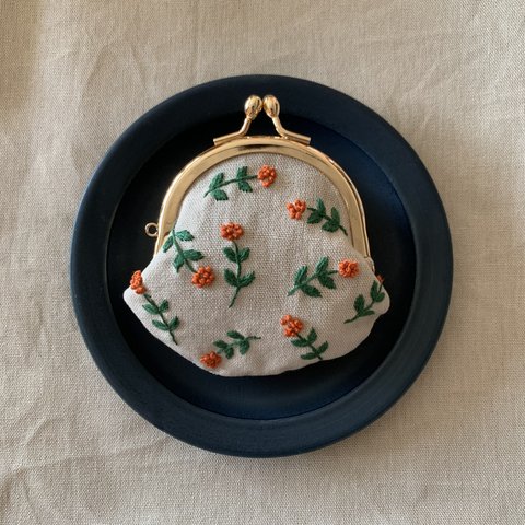 オレンジの花刺繍×ベージュのコットンリネン　ラウンド型がま口