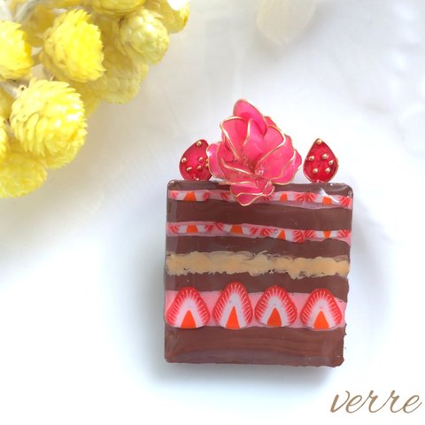 苺と花のチョコレートケーキのブローチ　スイーツアクセサリー