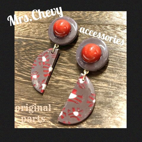 ☆gray &redハーフムーンピアス(イヤリング)☆ / レッド 赤　ハーフムーン 半円　半月　ポリマークレイ レトロ　イヤリング　ピアス　派手ピアス　派手イヤリング