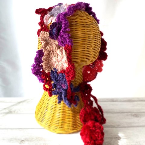 マフラーにもなるフラワーガーリーなイヤーマフ　手編みの花モチーフバーガンディの耳当て　毛糸のデコラティブ　ぐるぐるモチーフつなぎ　赤・紺・ピンク・紫　２ウェイ帽子